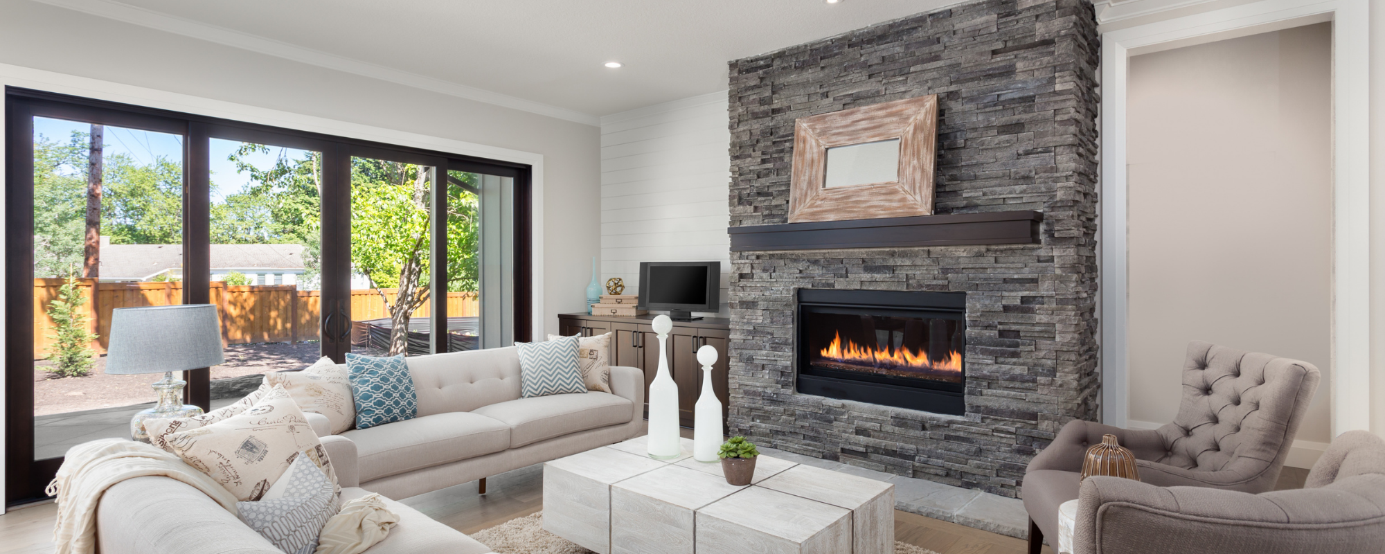 stunning electric fireplace in a spacious Livingroom 